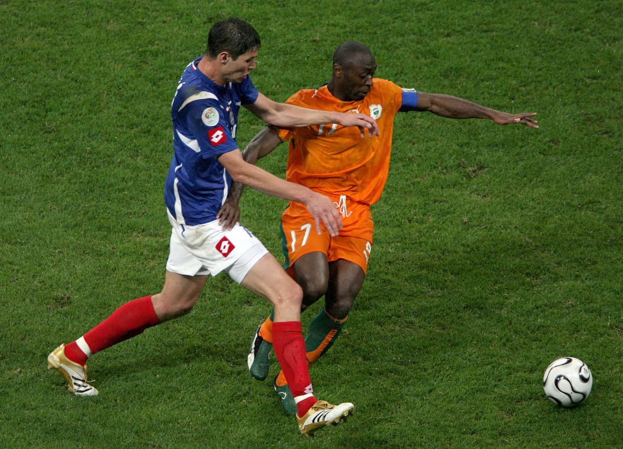 Savo Milosevic, quien era bosnio de nacimiento, se peleó con el DT así que el último duelo fue de debut para
<b>Nikola Zigic, quien en España jugó con el Racing de Santander y el Valencia.</b>