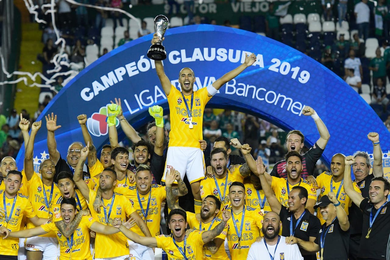 ¡Tigres se proclama Campeón del fútbol mexicano! Los felinos regiomontanos cosecharon su séptimo título de la Liga MX y se cuelan, aunque muchos se sigan negando a aceptarlo, entre los grandes del balompié azteca. Luego de superar en una Final de un solo gol a los Esmeraldas del León, así se dieron los festejos de los Tigres en patio ajeno, imágenes para el recuerdo y que hay que darse un tiempo para echarles un ojo, sobre todo la fiel afición de los felinos regios.
