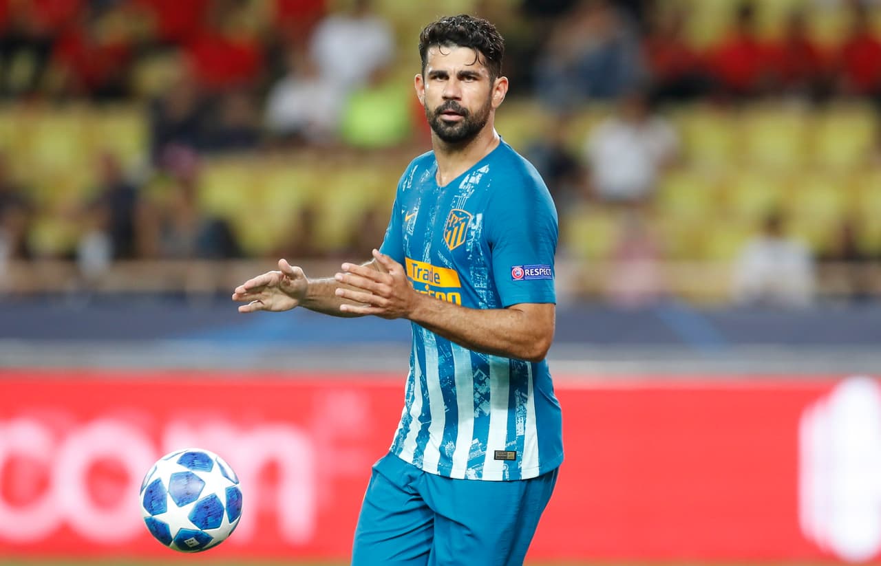 El Atlético de Madrid estaba en un problema porque se hallaba abajo en el marcador y con desorden en el campo buscando la igualada.