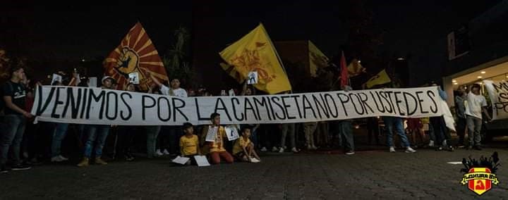 Los fanáticos de Monarcas expresaron su molestia con la situación del equipo colgando mantas en los alrededores del Estadio Morelos.