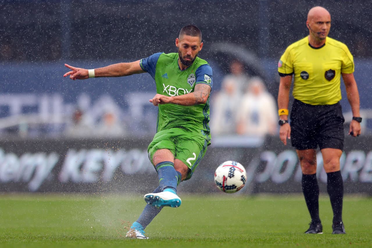 Por problemas de salud Clint Dempsey no pudo ser campeón de la MLS en la cancha. Reciclado y renovado, el eterno goleador espera poder destacar en el duro clásico frente a Portland. (USA Today Images)