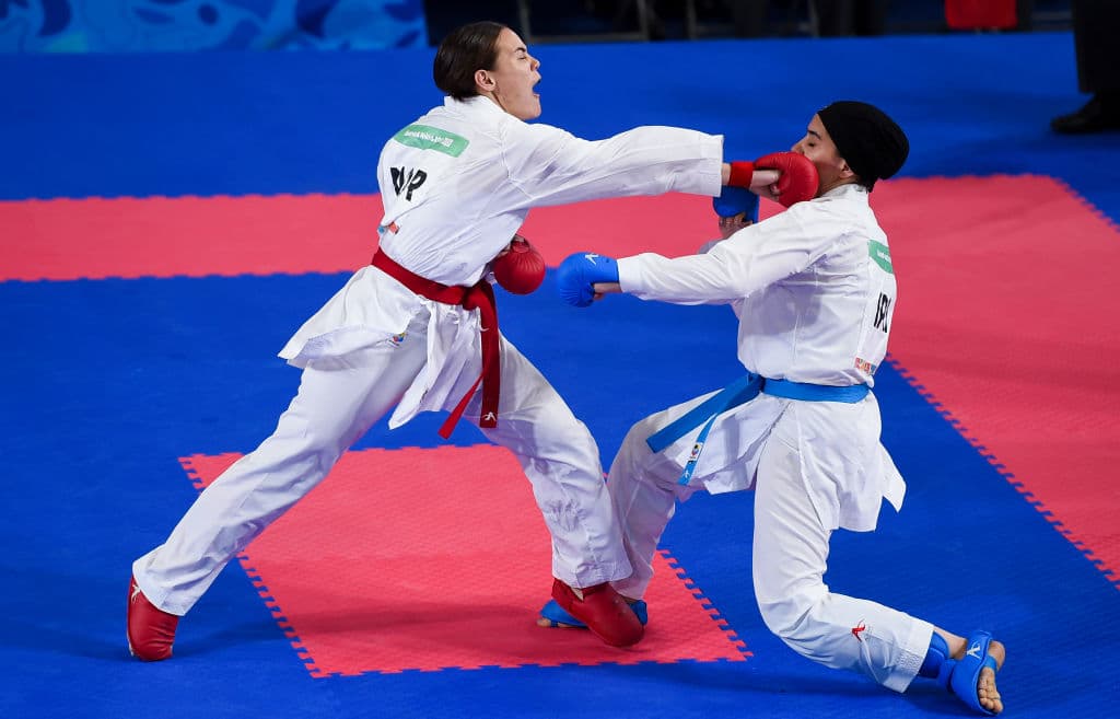 La ganadora del oro, la noruega Annika Saelid de Noruega, se midió a la representante de Irán Negin Altooni en la Semifginal de mujeres en Kumite +59kg de Buenos Aires 2018.