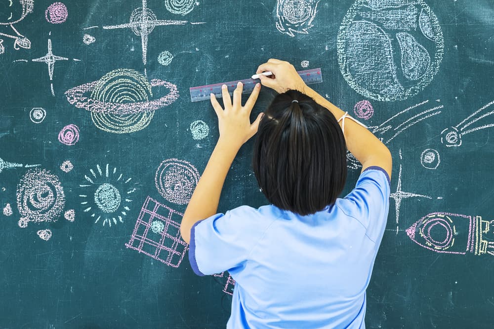 Sin embargo, Algol no aparece normalmente señalada en la Carta Natal puesto que la única estrella que estudiamos es nuestro Sol, y su relación con los planetas y la Luna. La interacción con estrellas distantes, especialmente Algol, solamente se realiza mediante estudios muy especializados por astrólogos profesionales.