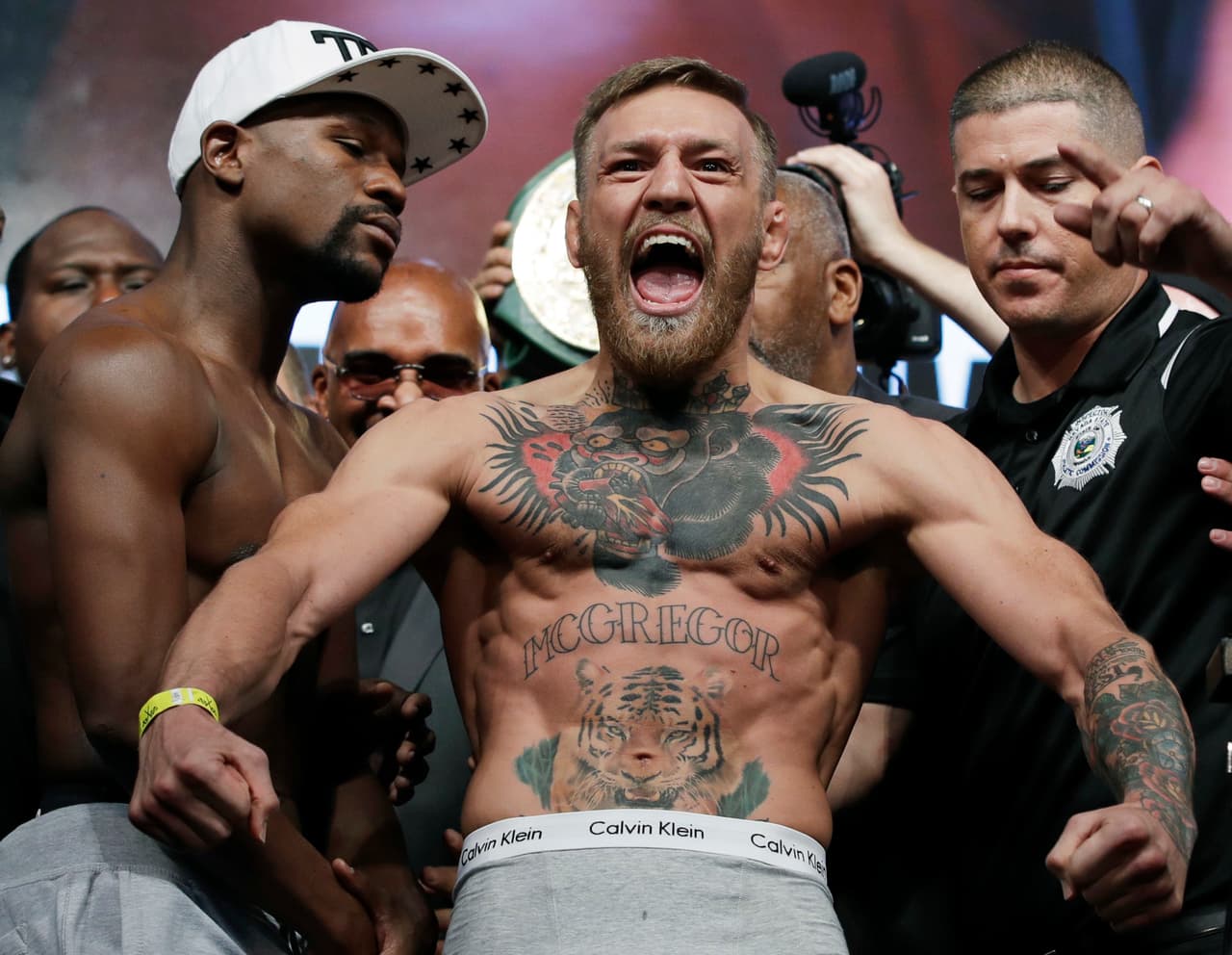 Sin duda uno de los hechos que marcó el mundo del deporte fue la pelea entre Connor McGregor y Floyd Mayweather Jr. en un cuadrilátero, con triunfo del estadounidense sobre el irlandés. Todo un show.