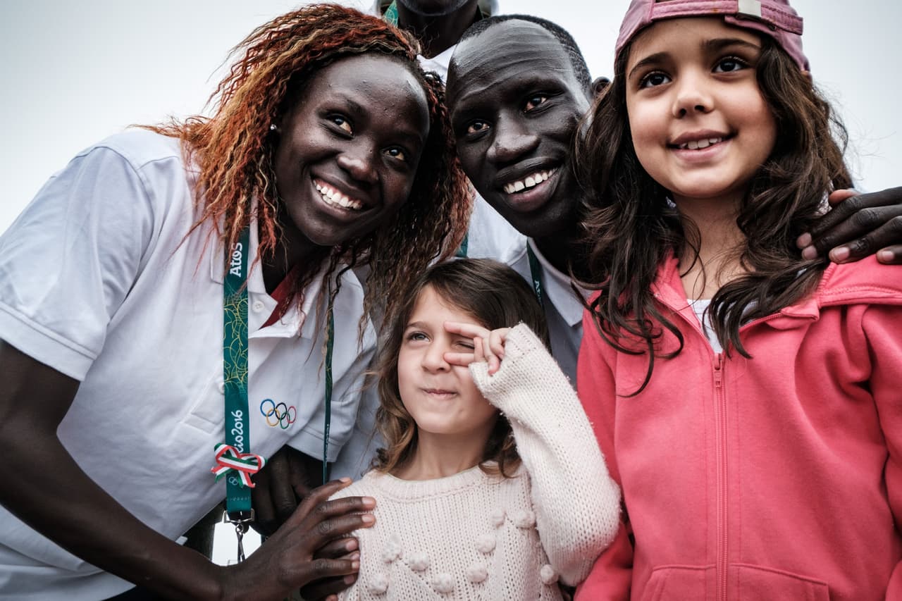 En el campo de refugiados de Kakuma, en Kenia, Chiengjiek se unió a un grupo de chicos mayores que entrenaban como corredores de larga distancia. Vivió en el campo durante más de una década antes de que fuera descubierto por la Fundación Loroupe.