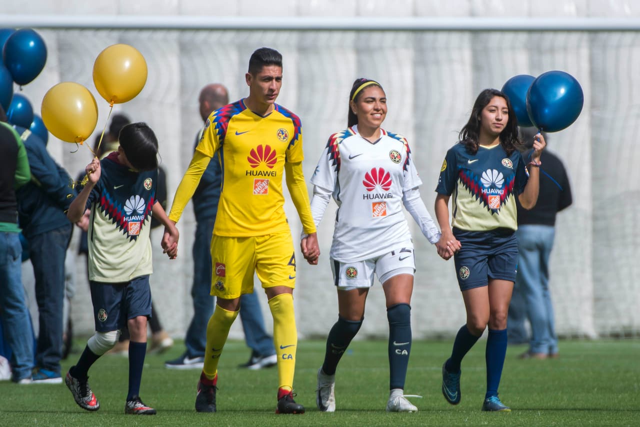 Las Águilas, tanto el equipo varonil y femenil, convivieron con los aficionados y se tomaron la foto oficial con ellos en el Estadio Azteca.