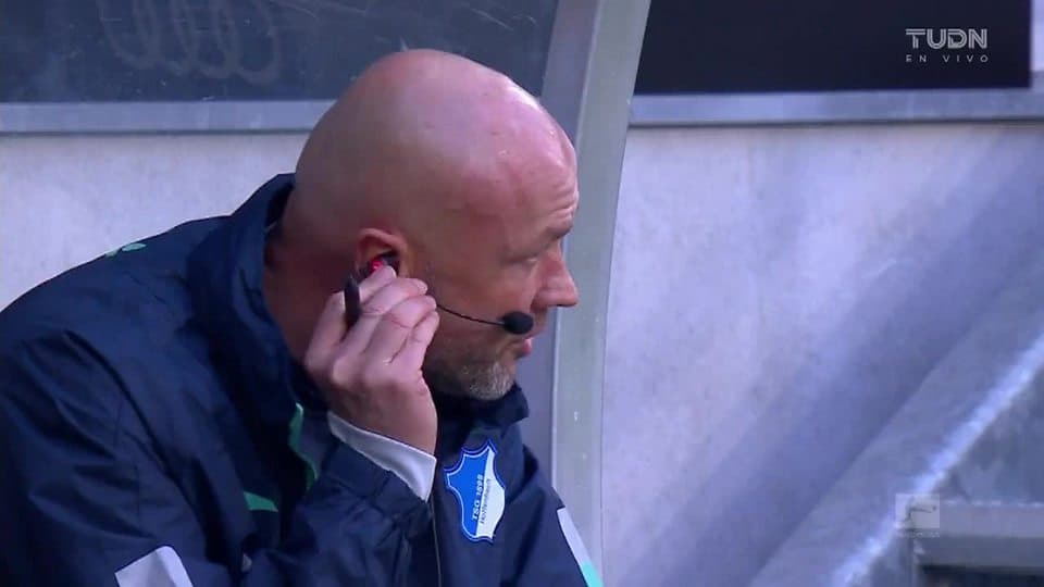 Arranca el partido y la pelota está en juego.