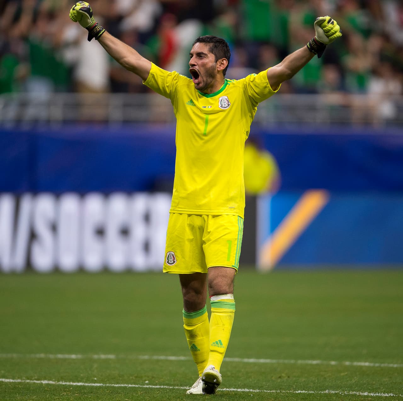 1) JESÚS CORONA – Dio seguridad en el arco, tapó las que le obligaron a exigirse y no tuvo mayores problemas en ordenar a su defensa por lo que se lleva un 7.