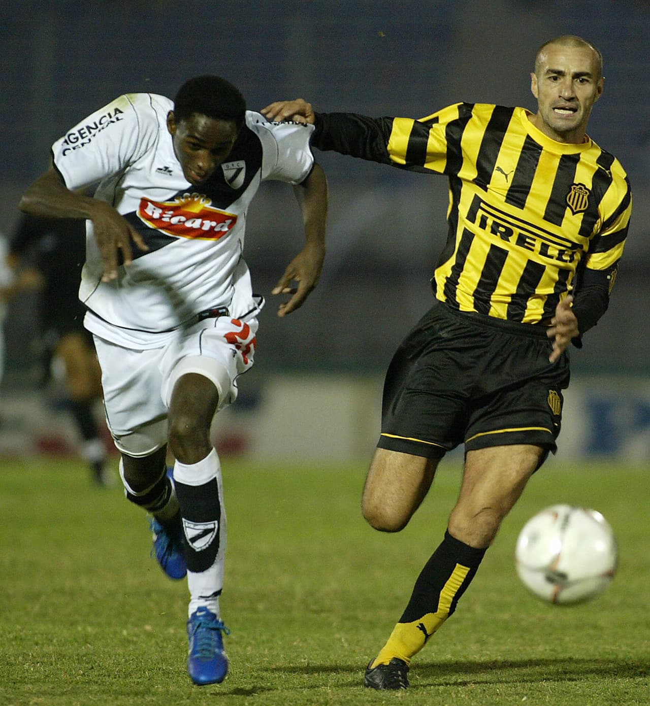 Al zaguero charrúa Paolo Montero la Juventus de Marcello Lippi le ofreció retirarse en Turín como los grandes. Sin embargo, su corazón era 'carbonero': volvió al Peñarol de Montevideo para agradecer en el 2006.