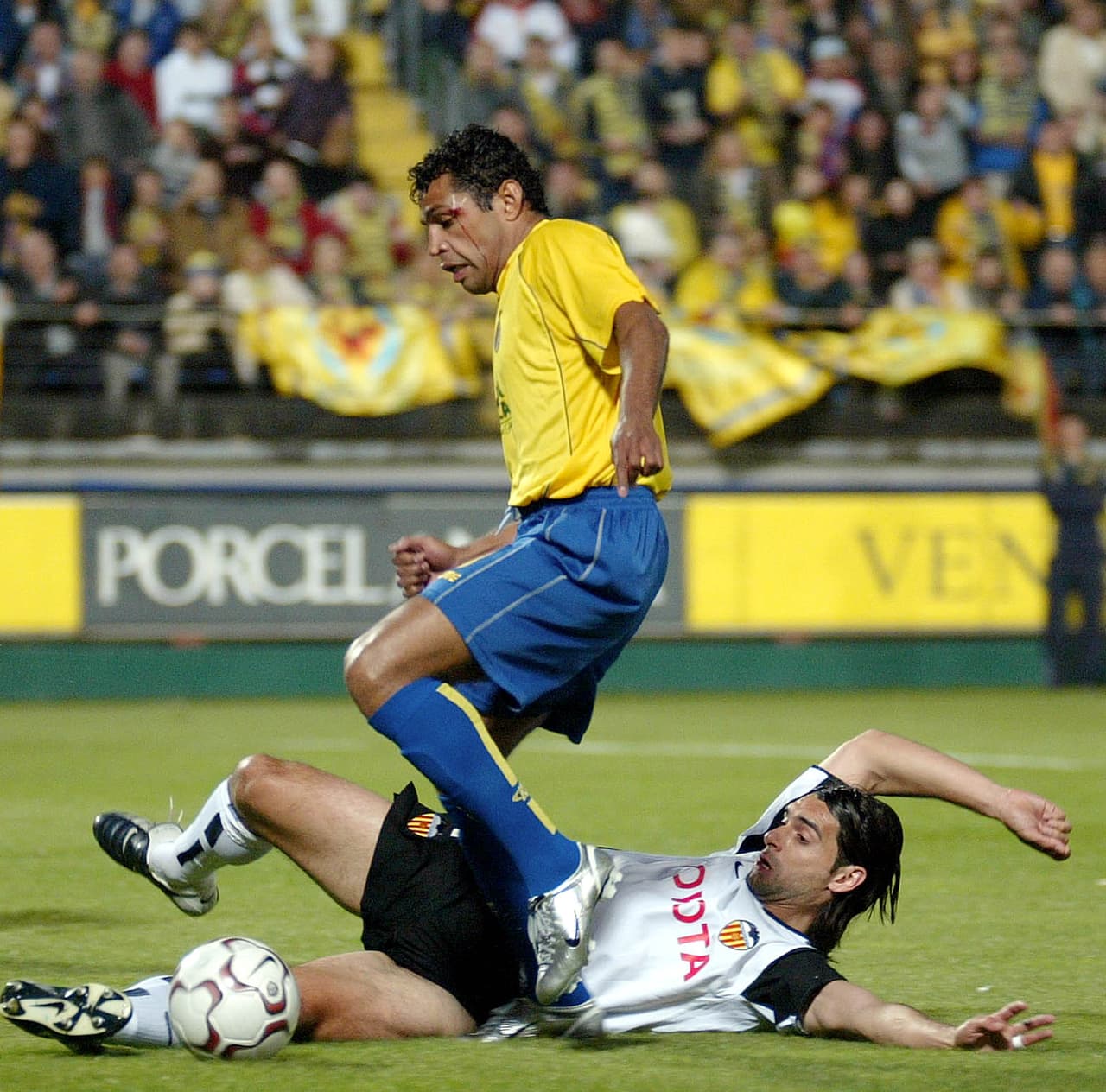 En el 2003 regresó a España y jugó con el Villarreal. Allí logró ganar dos Intertoto de la UEFA.