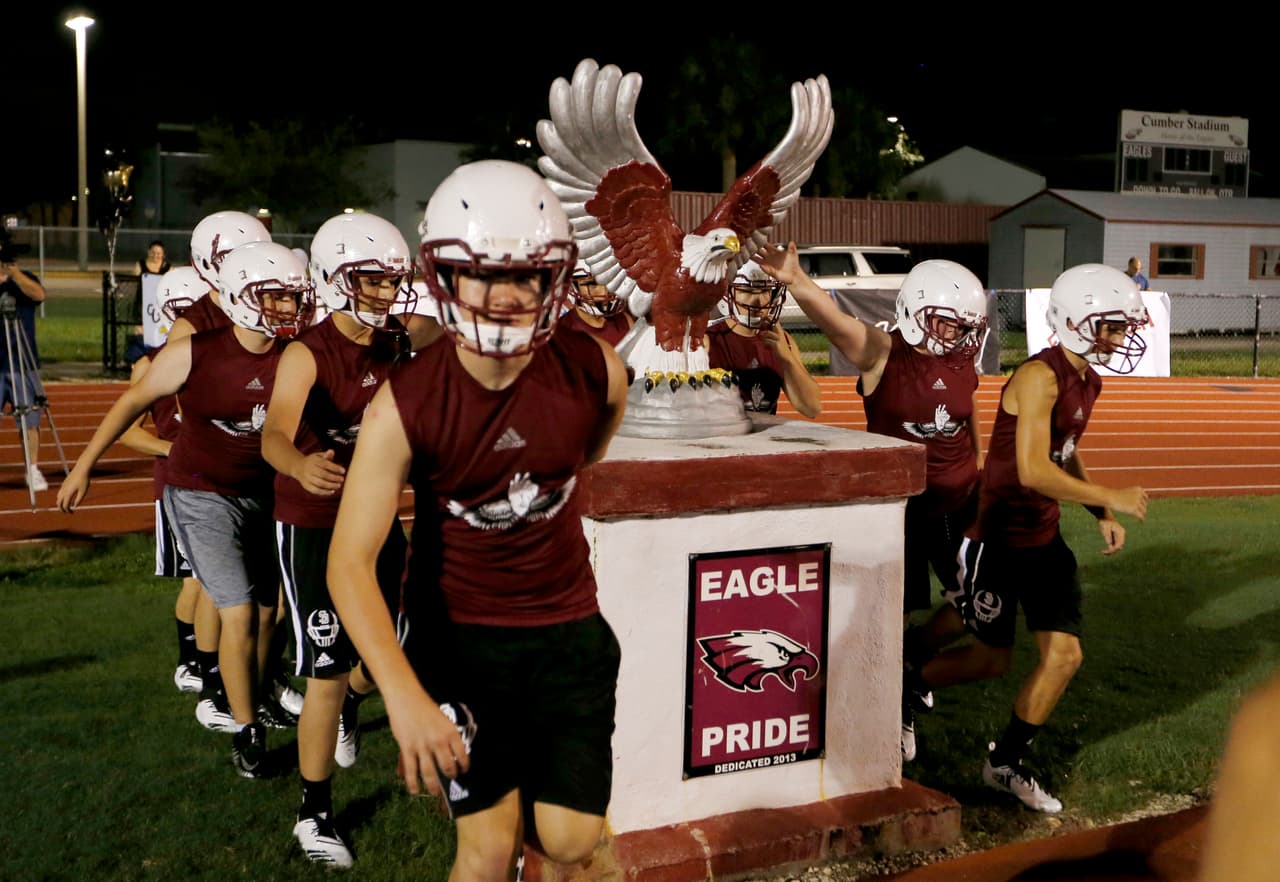 Los miembros del equipo colegial decidieron realizar este homenaje en nombre de las 17 personas que murieron en ese tiroteo y con la idea de levantar el ánimo tras esa tragedia.