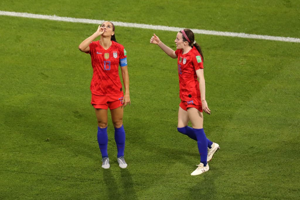 Alex Morgan festejó el gol de la ventaja con un acto de mímica en el que fingió beber té, haciendo burla de las inglesas, pues el té es una bebida cimentada en la cultura del país rival en turno de las estadounidenses.