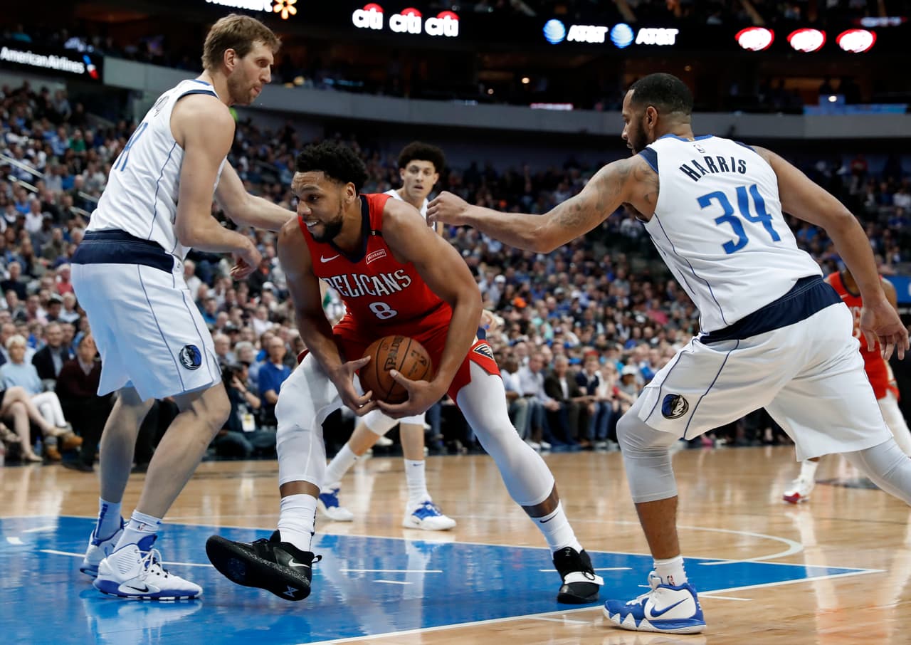 Dirk Nowitzki actualmente de 40 años y en su temporada 21 en la NBA, no ha dicho específicamente cuándo se va a retirar, pero mientras ese anuncio y ese momento llega, el veterano jugador alemán sigue escribiendo historia.