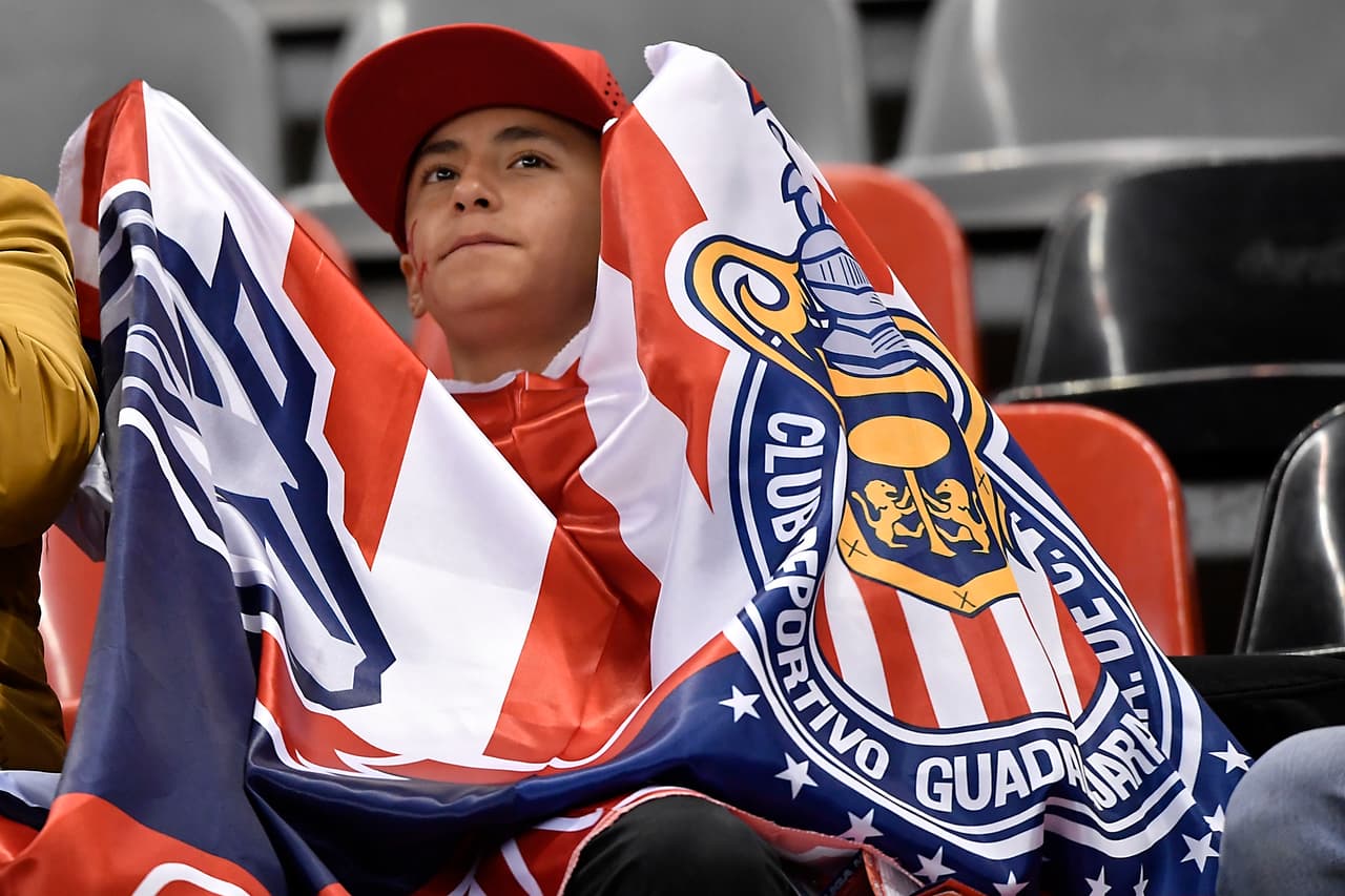 Fanáticos de Chivas en el Estadio Azteca antes del juego contra Cruz Azul.