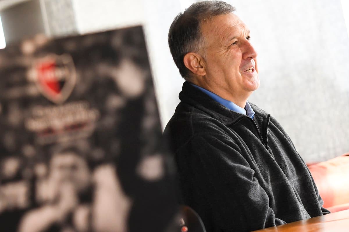 Gerardo Martino visita a Newell's Old Boys donde es ídolo