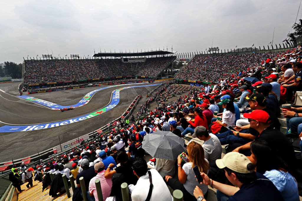 Max Verstappen saldará el domigo en la primera posición y por detrás vendrá Ferrari con Leclerc en la segunda posición y Vettel en la tercera.