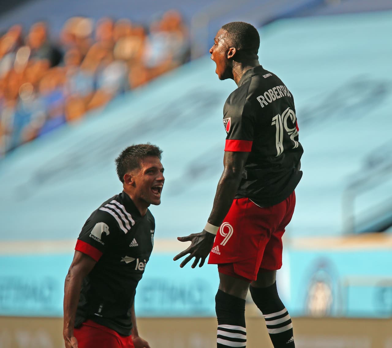 Partido dramático en Red Bull Arena. D.C. United se adelantó en el marcador al inicio del partido con un golazo de Nigel Robertha.
<br>