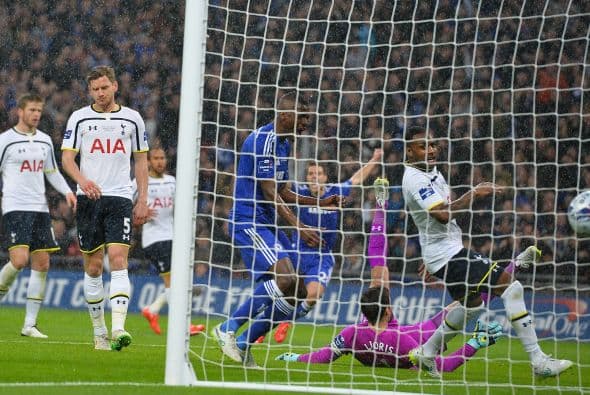 Fue hasta el minuto 45 que los azules se pondrían al frente con un sólido remate de John Terry.