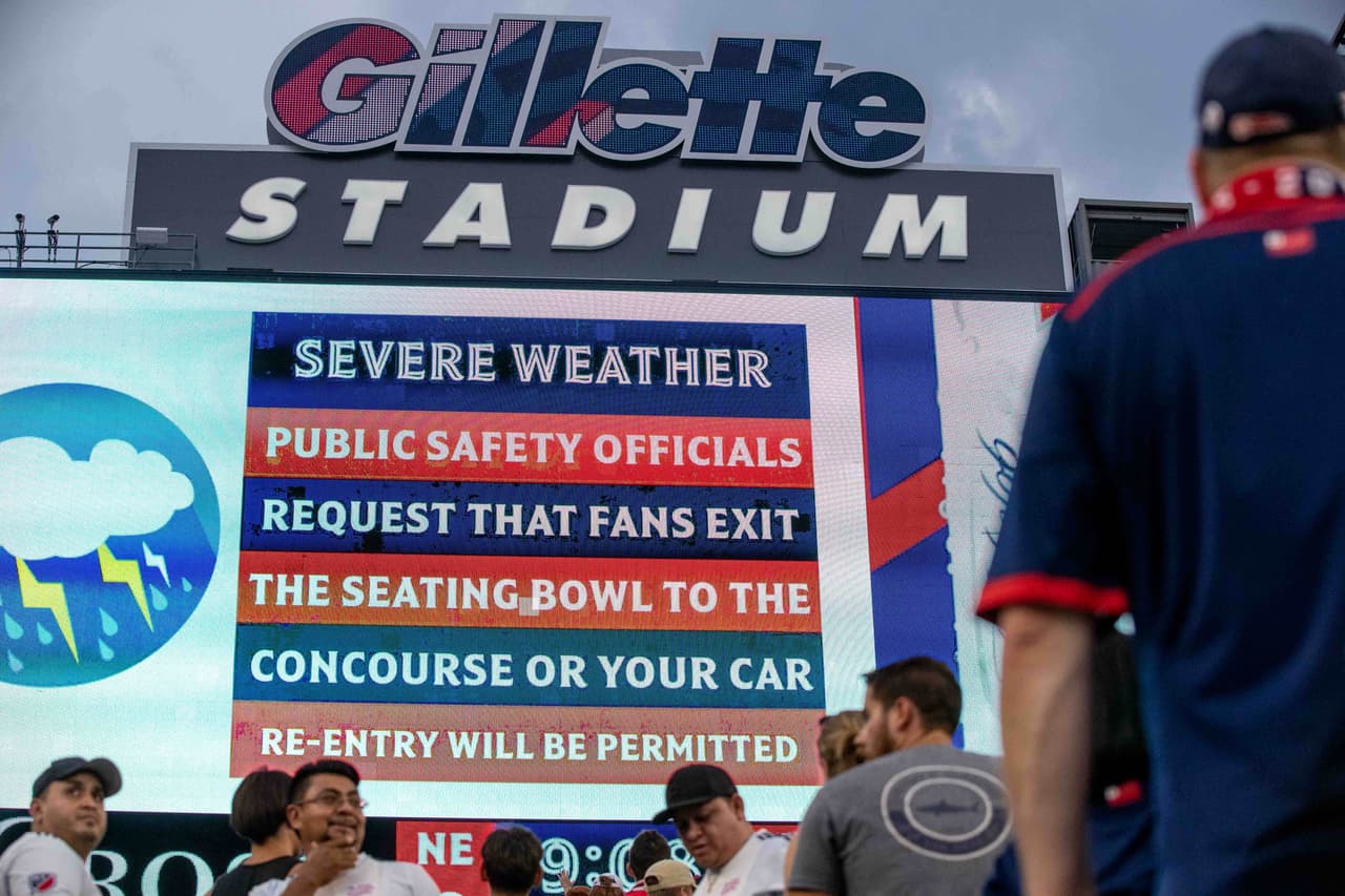 En el Gillette Stadium el partido entre New England Revolution y Toronto FC debió postergar su inicio por una tormenta eléctrica.
<br>