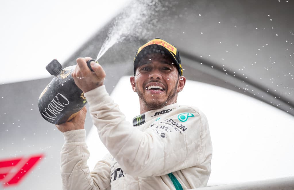 Con 10 victorias y 383 puntos, Lewis Hamilton sigue celebrando su título mundial de la temporada 2018 en la Fórmula 1.
