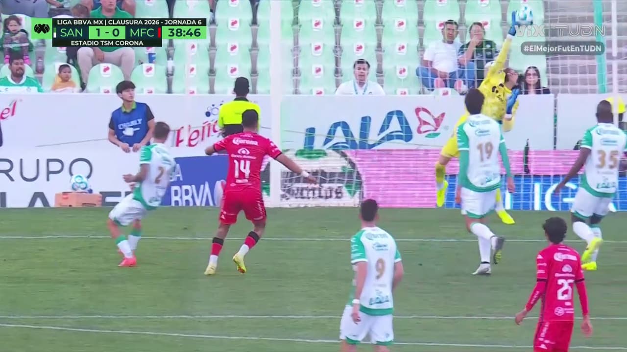 ¡Impresionante Acevedo! El arquero vuelve a salvar el arco de Santos