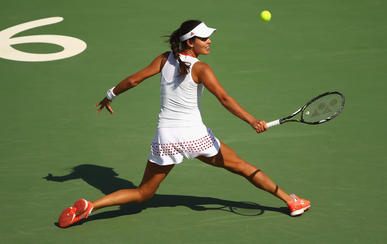 Ana Ivanovic es una de las grandes figuras mediáticas del tenis mundial. Su talento le dio reconocimiento pero su belleza, enmarcada por rostro y cuerpo que envidiarían cualquier modelo de élite, la ha convertido en un referente para los seguidores del deporte que caen rendidos ante su atractivo dentro y fuera de la cancha.