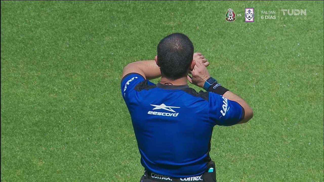 Arranca el partido y la pelota está en juego.