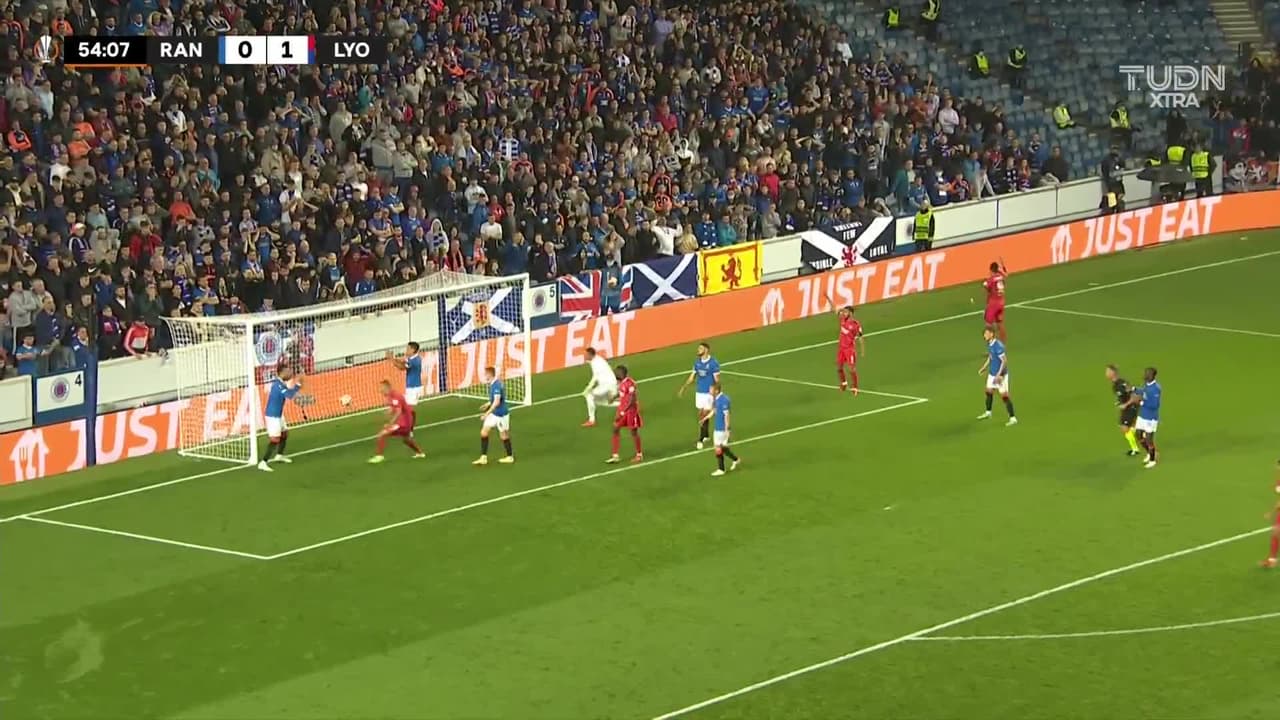 Autogol del Rangers y Olympique Lyon ya puso el 0-2 en Escocia