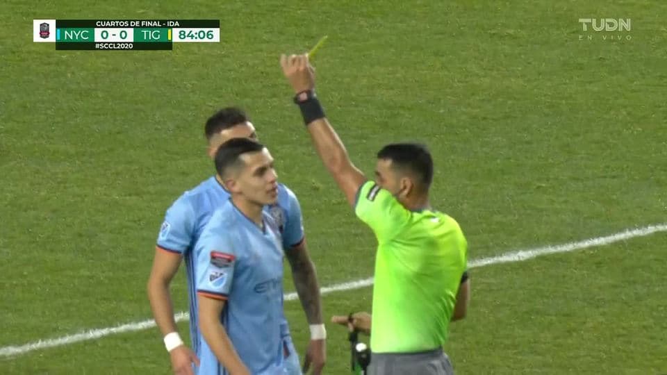Tarjeta amarilla. El árbitro amonesta a Jesús Medina de New York City FC