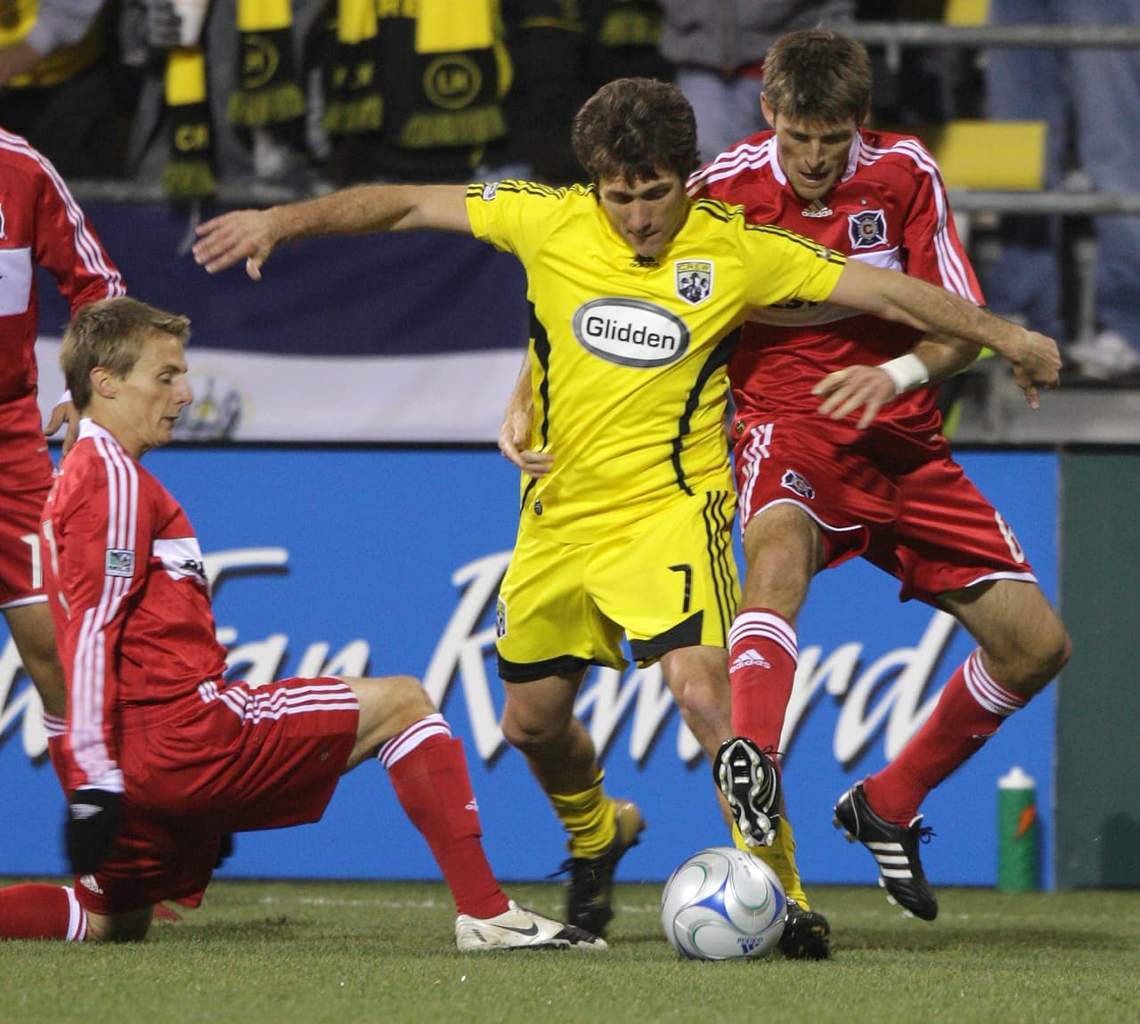 A la MLS llegó en 2007 y en 2008 salió campeón con el Columbus Crew y marcó 38 goles en cuatro años con el club.
