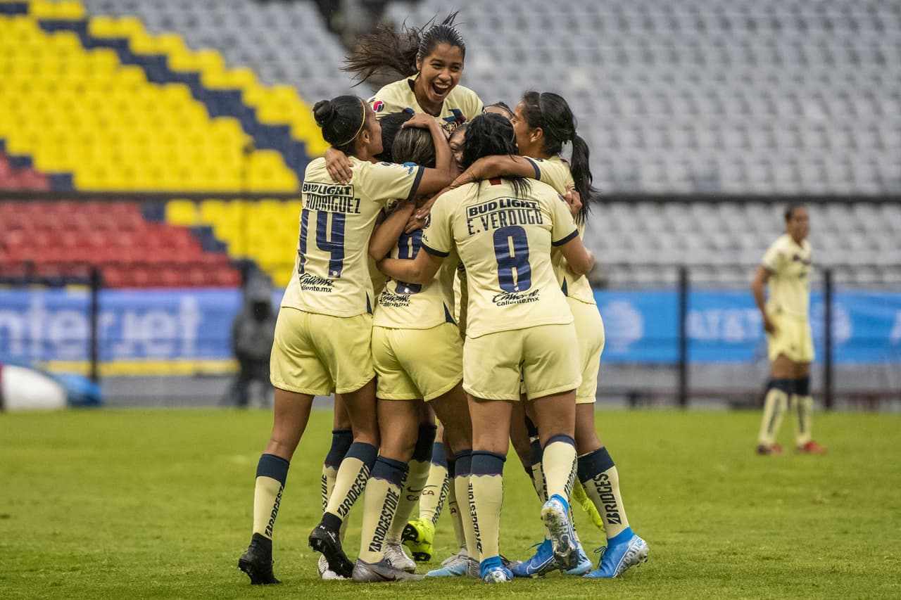 Festejo azulcrema tras el 3-1 de Jennifer Muñoz