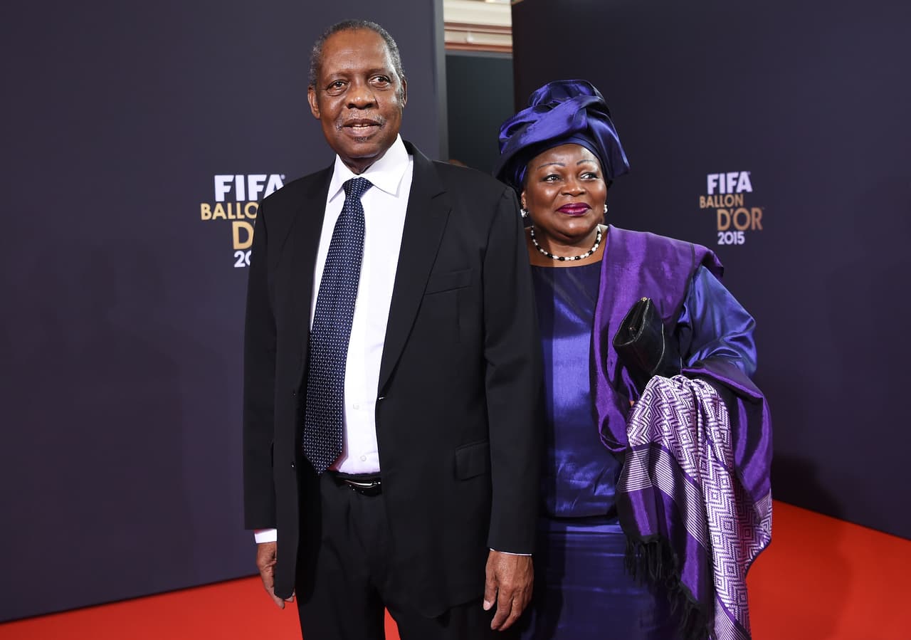 Issa Hayatou.- El dirigente deportivo camerunés que actualmente ocupa el cargo como el Presidente en funciones de la FIFA, asistió con su esposa a Zurich para la entrega del galardón del Balón de Oro 2015.