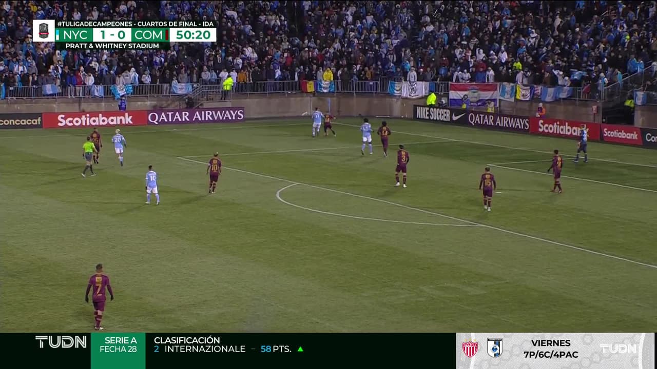 ¡CERCA! Valentín Castellanos disparó que se estrella en el poste.