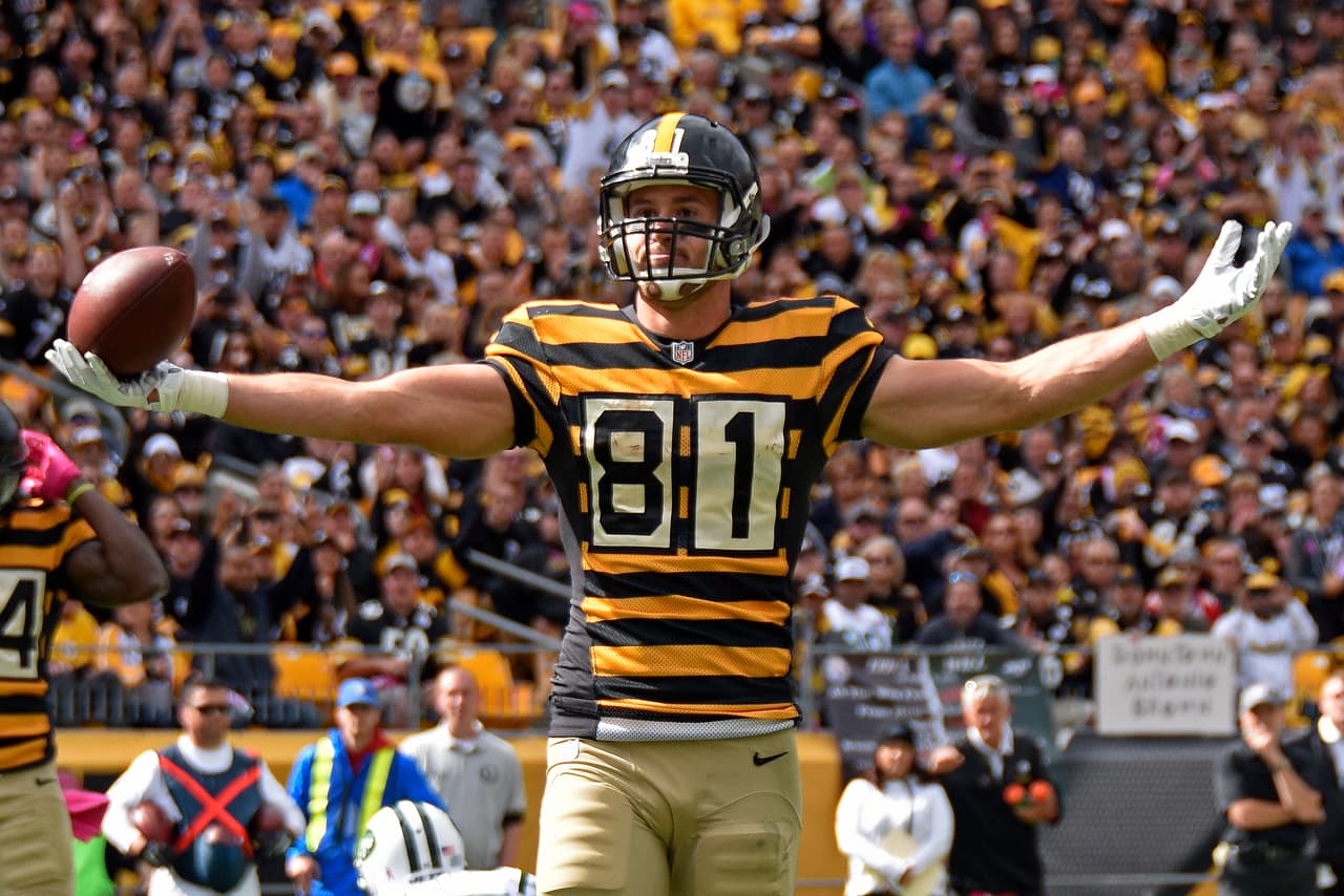 Pittsburgh Steelers tight end Jesse James (81) celebrates after taking a pass from quarterback Ben Roethlisberger for a touchdown during the first half of an NFL football game against the New York Jets in Pittsburgh, Sunday, Oct. 9, 2016. (AP Photo/Don Wright)