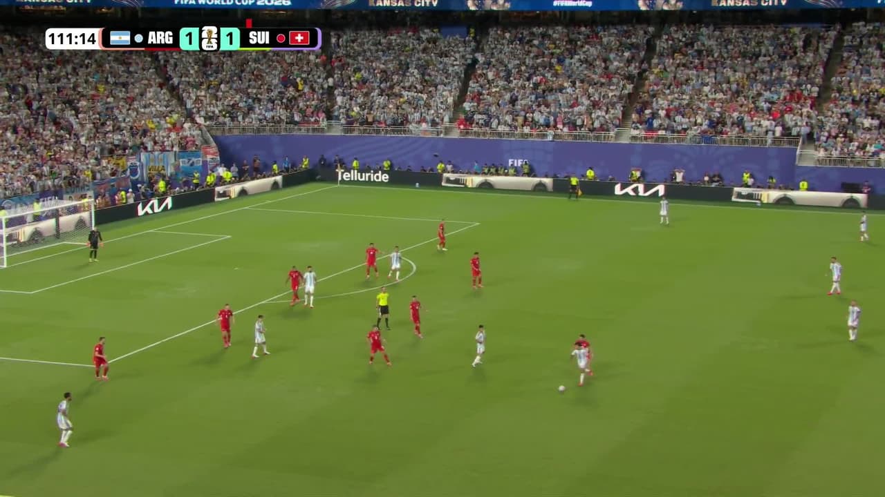 ¡TIRO ATAJADO! disparo por Lionel Messi.