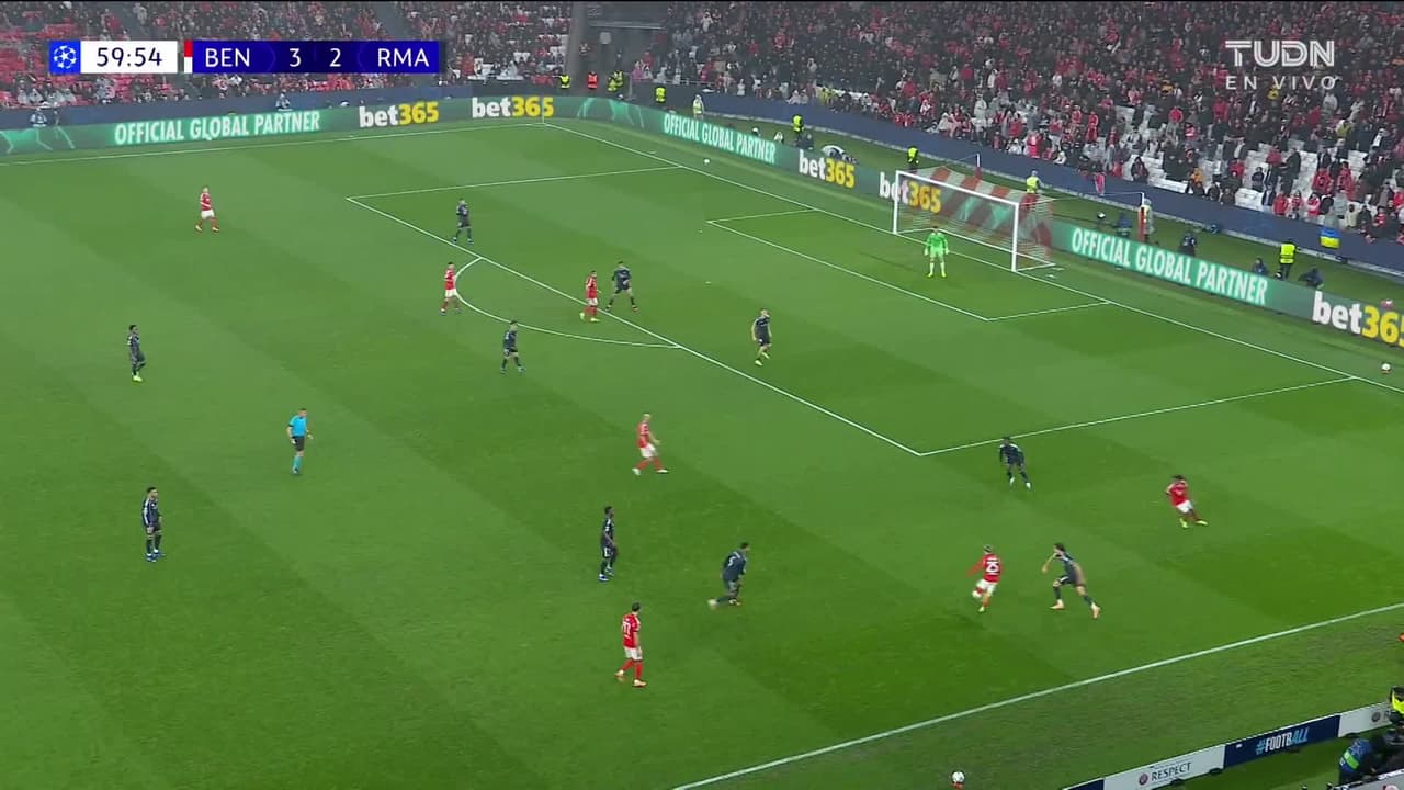 ¡TIRO ATAJADO! disparo por Vinícius Júnior.