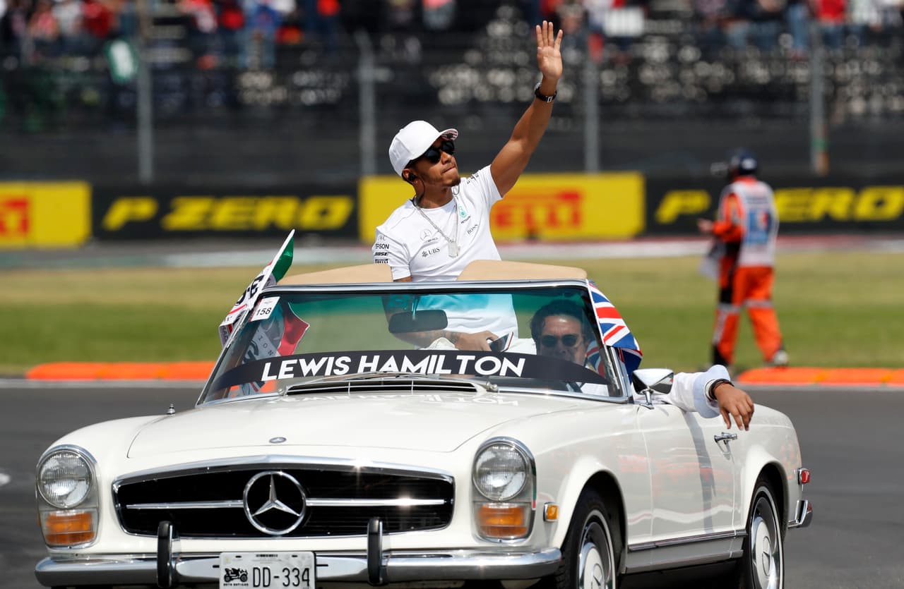 Lewis Hamilton, el líder del campeonato, saltó al asfalto del Hermanos Rodríguez en un hermoso Mercedes clásico.