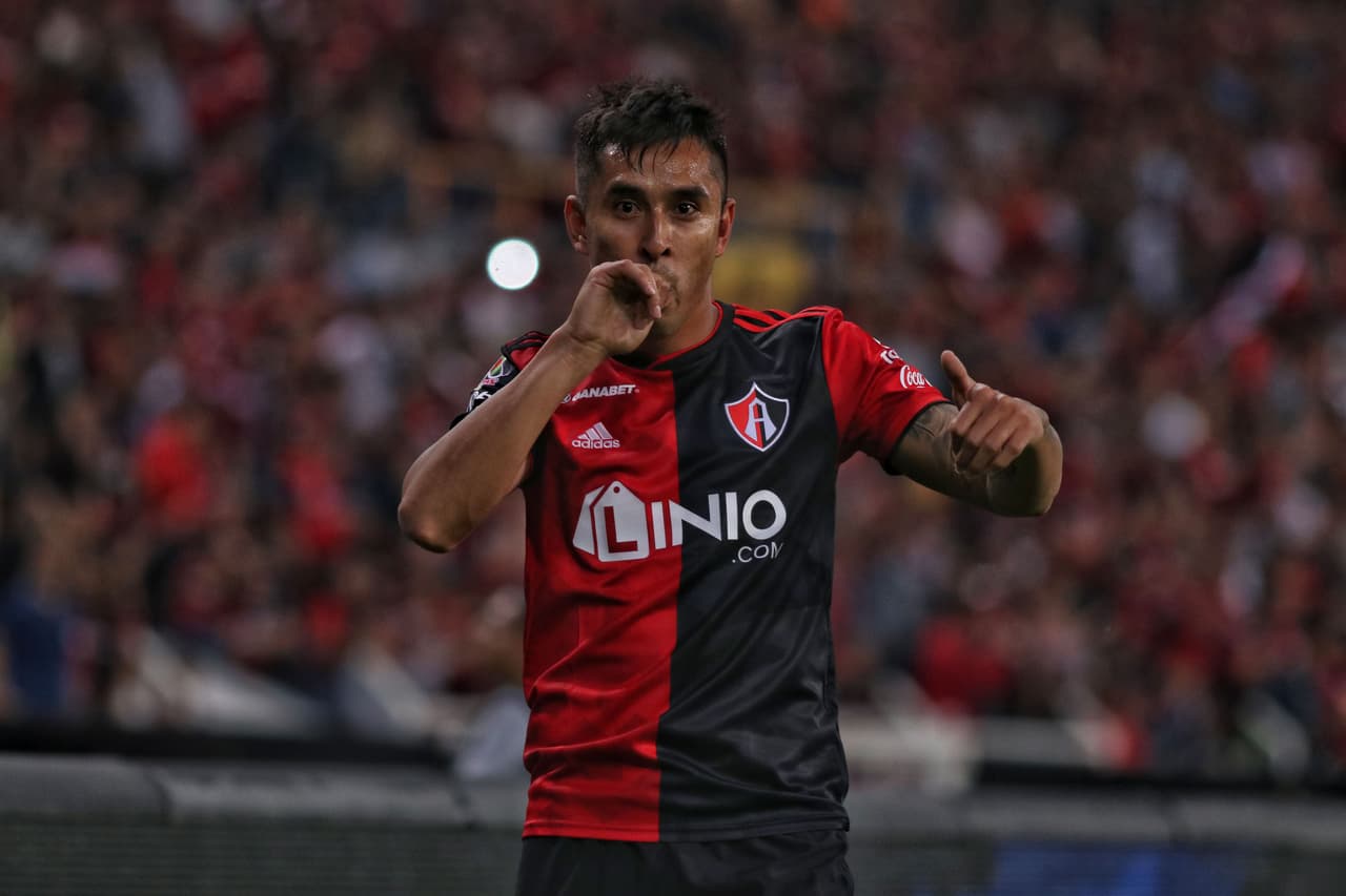 Fue al minuto 15 con un potente disparo en el área que Jesús Isijara abrió la cuenta para los locales.