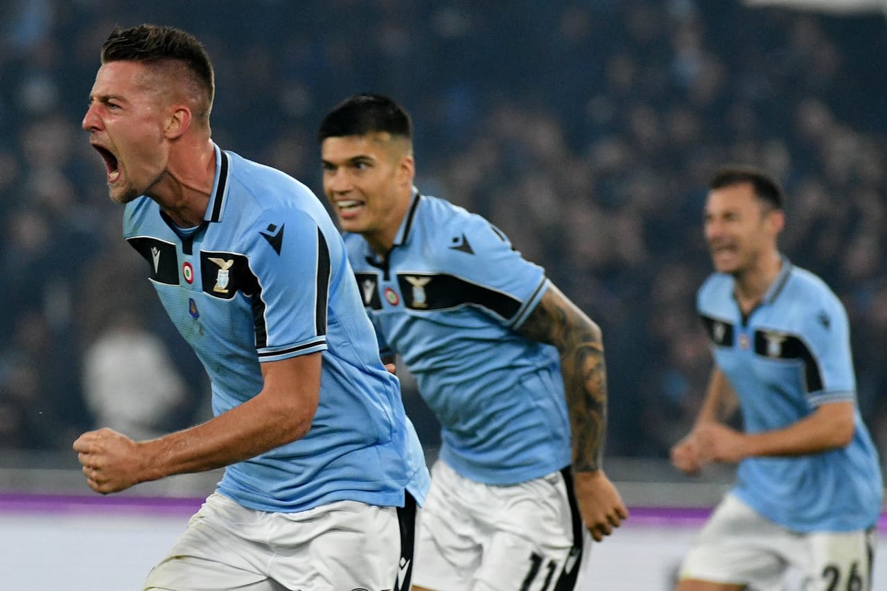 Sergej Milinkovic Savic del SS Lazio marcó uno de los dos tantos en la victoria 2-1 sobre el FC Internazionale at Estadio Olímpico.