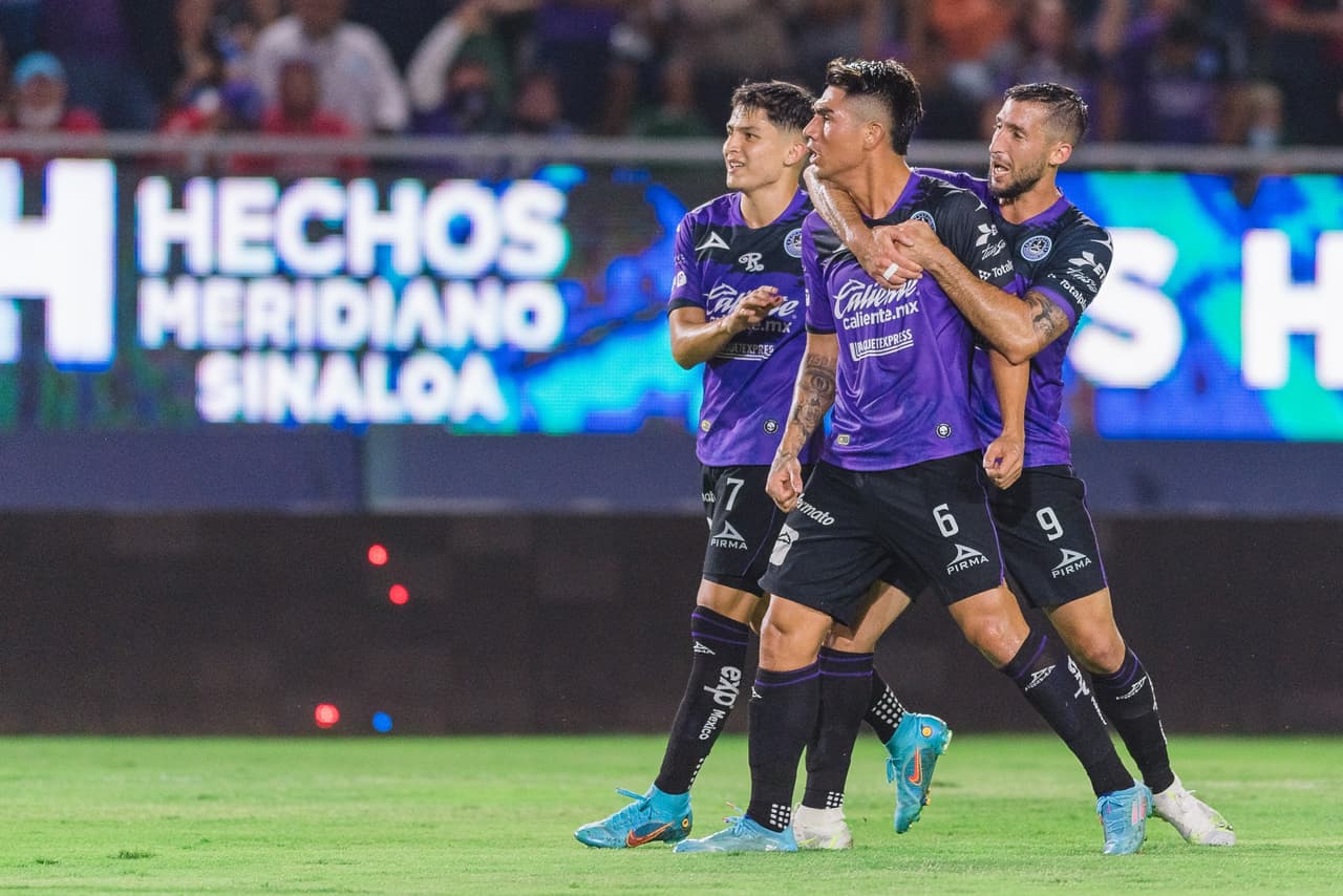 La recompensa para Mazatlán llegó al final del primer tiempo, cuando un disparo de Roberto Meraz junto con el error de Jurado provocó la inauguración del marcador.