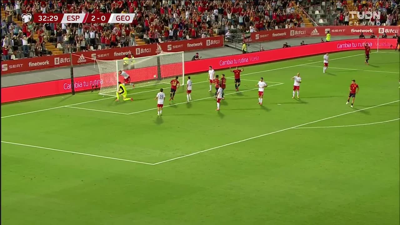 ¡GOL!  anota para España. José Gayà