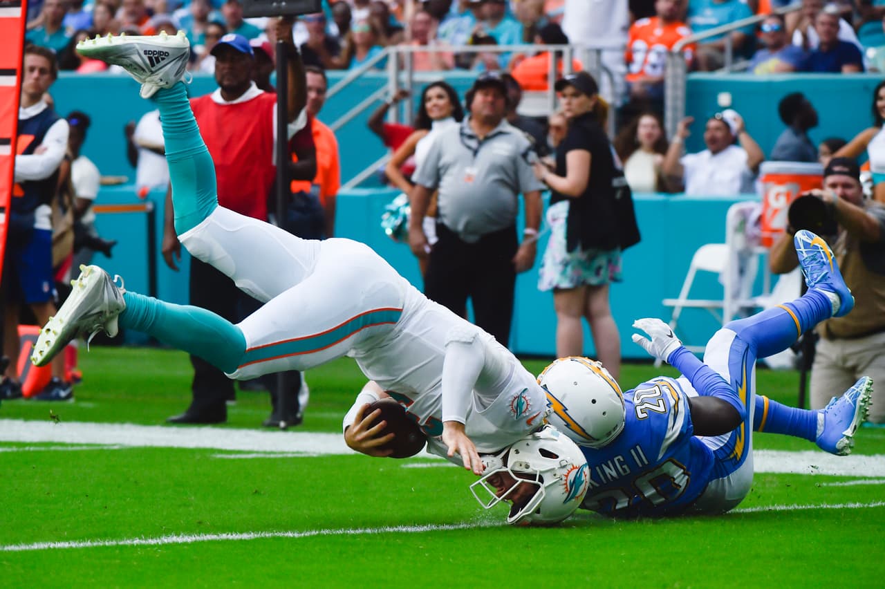 Los Angeles Chargers 30-10 Miami Dolphins. Desmond King arrolla a Josh Rosen de los Miami Dolphins.