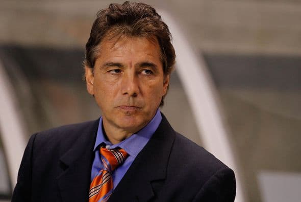 En cuanto a directores técnicos se ha dado un caso similar, pues ha habido quienes no consiguen trabajo en México y toman las ligas centroamericanas como opción. Carlos de los Cobos es de los nombres más conocidos en ambas regiones pues en México ha dirigido a Clubes como América y Querétaro mientras que en El Salvador ha estado en el banquillo del FAS y de la propia selección cuscatleca.