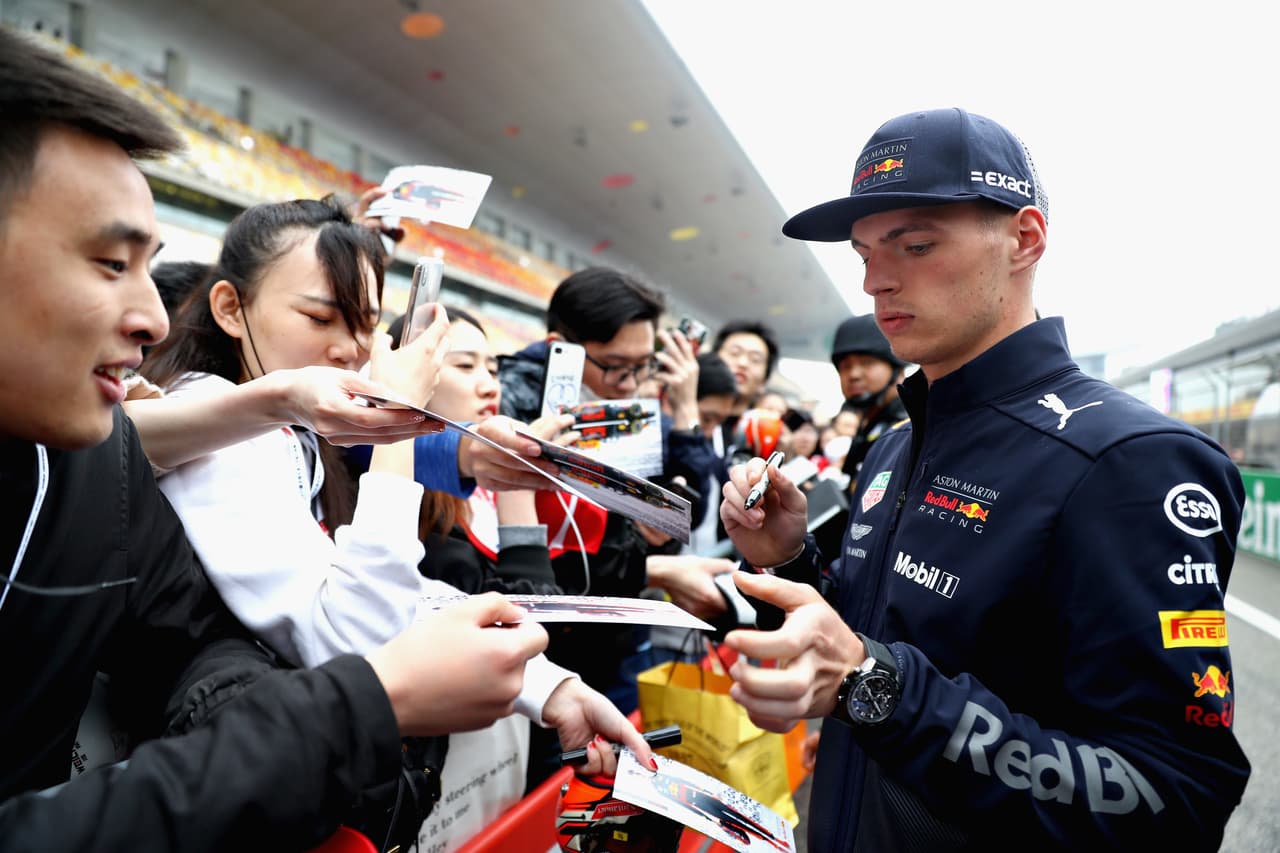 Los fanáticos asiáticos vivieron con emoción la llegada de los pilotos a la pista de Shanghai para la segunda carrera de la temporada de Fórmula 1 en el Gran Premio de China entre fotos y autógrafos.