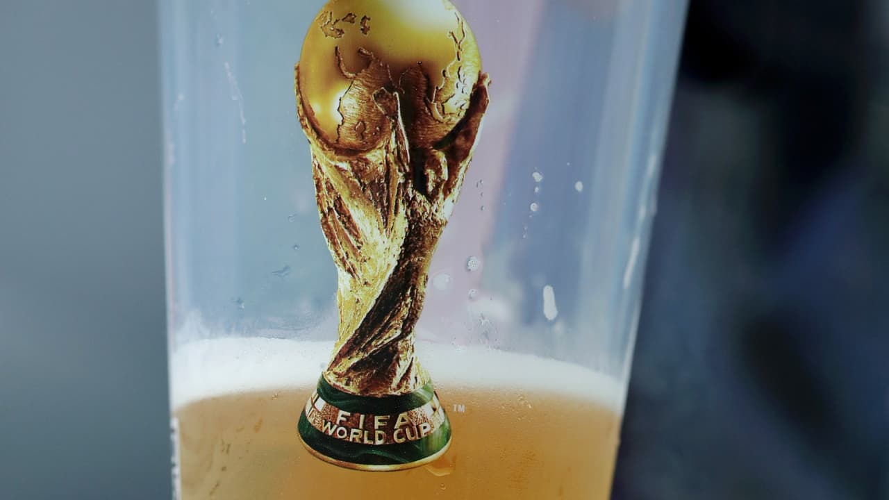 Permitirán venta de cerveza en los estadios para Qatar 2022