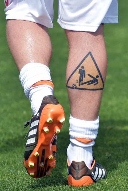 El tatuaje del centrocampista de la Roma Daniele De Rossi muestra una señal de advertencia.