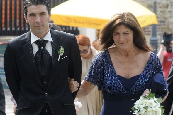 'Gigi' llegó a la iglesia de la mano de su madre, Maria Stella Buffon.