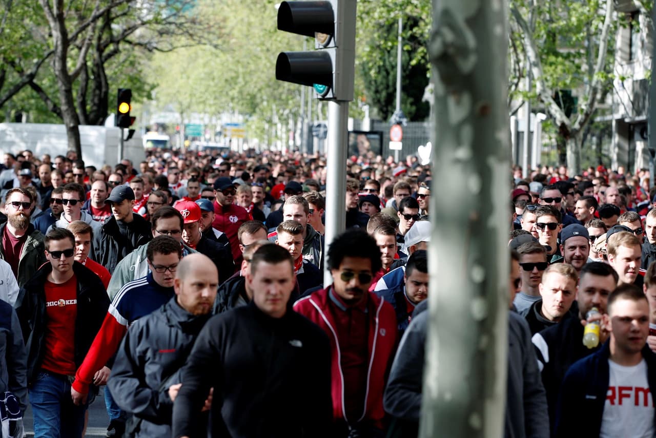Fanáticos alemanes se tomaron la Plaza Mayor de la capital española en la fiesta previa de Real Madrid-Bayern Munich, escoltados por las autoridades para el juego de vuelta de semifinal de Champions.