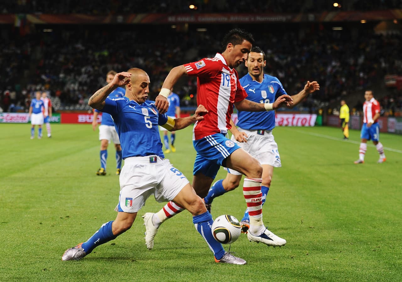 Tras el incidente en el cual
<b>fue herido de bala, Cabañas dijo adiós al fútbol de élite. </b>Martino tuvo que nacionalizar al argentino Lucas Barrios para ocupar su lugar.