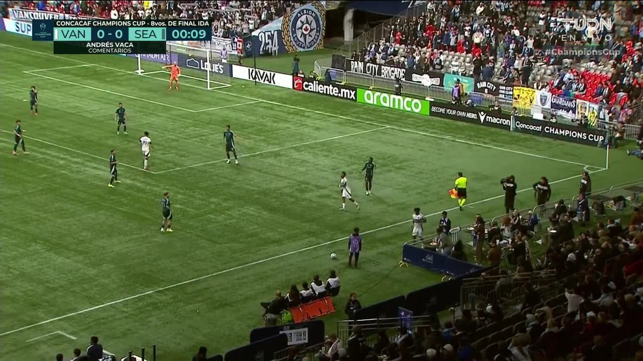 Arranca el partido y la pelota está en juego.